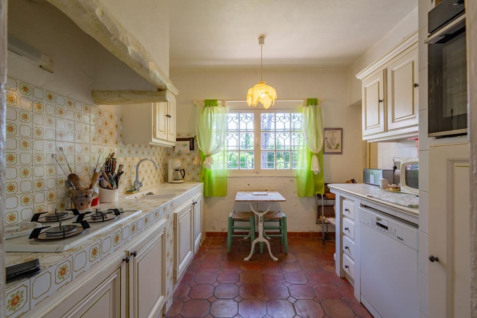 Kitchen or kitchenette, Communal kitchen, kitchen