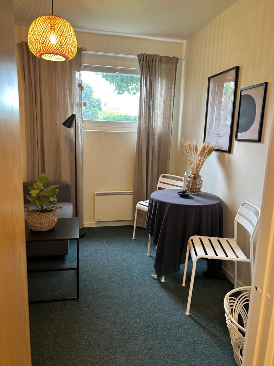 Bed, Seating area, Bedroom