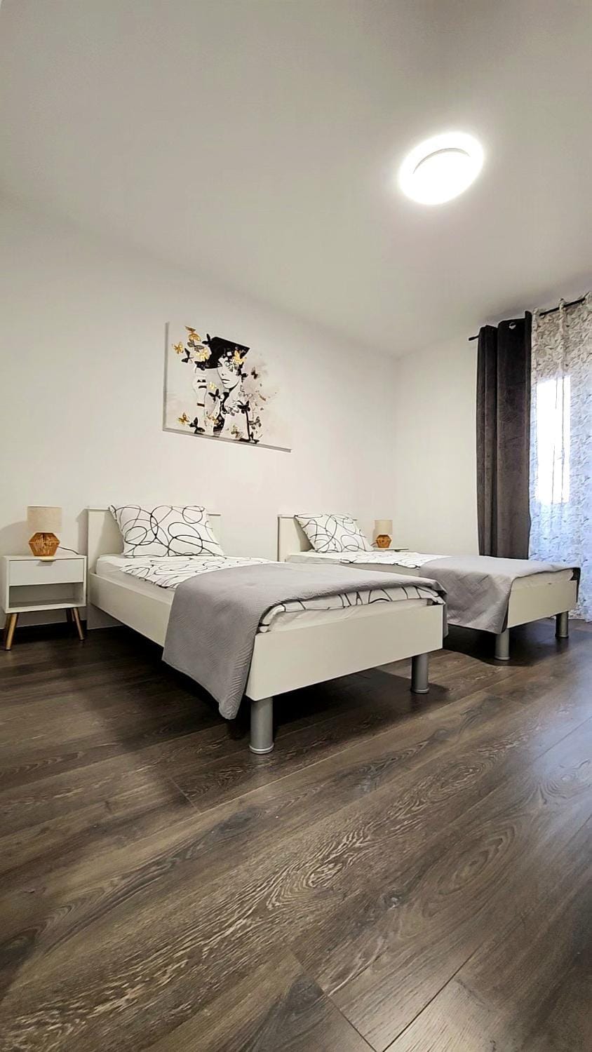 Photo of the whole room, Bedroom