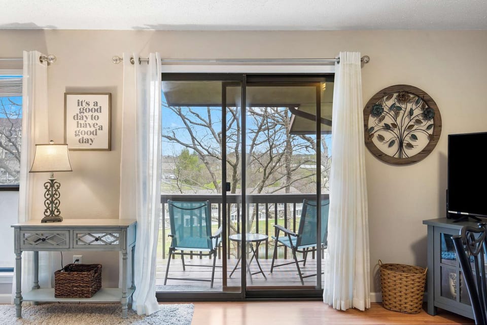 Great Day - Picture-Perfect Condo in Pointe Royale House in Branson