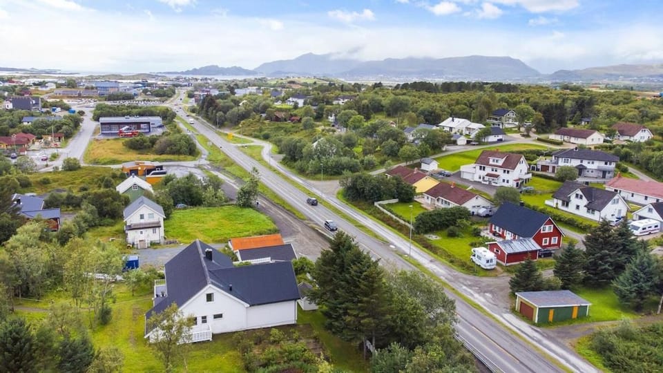 Property building, Neighbourhood, Location