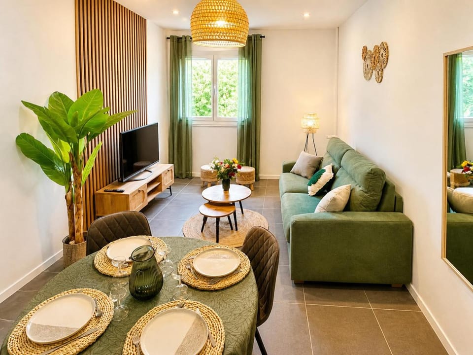 Communal lounge/ TV room, TV and multimedia, Living room, Seating area, Dining area