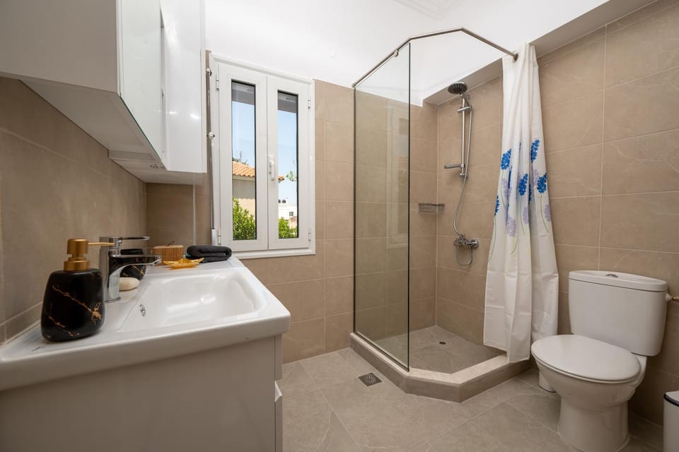 Shower, Toilet