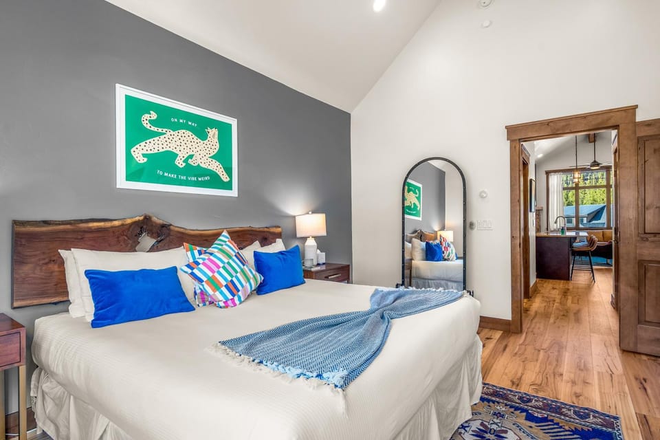 Modern Mountain Escape - Walk or Shuttle to Lifts - Private Hot Tub, Views, Work-Friendly House in Keystone