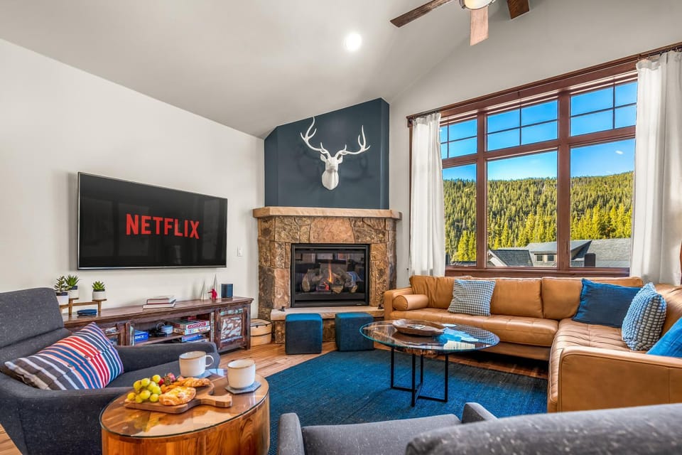 Modern Mountain Escape - Walk or Shuttle to Lifts - Private Hot Tub, Views, Work-Friendly House in Keystone