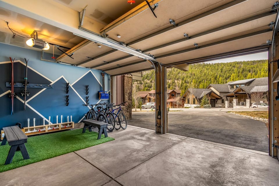 Modern Mountain Escape - Walk or Shuttle to Lifts - Private Hot Tub, Views, Work-Friendly House in Keystone