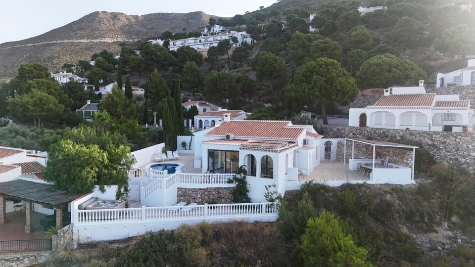 Property building, BBQ facilities, Hot Tub, Mountain view, Swimming pool, kitchen