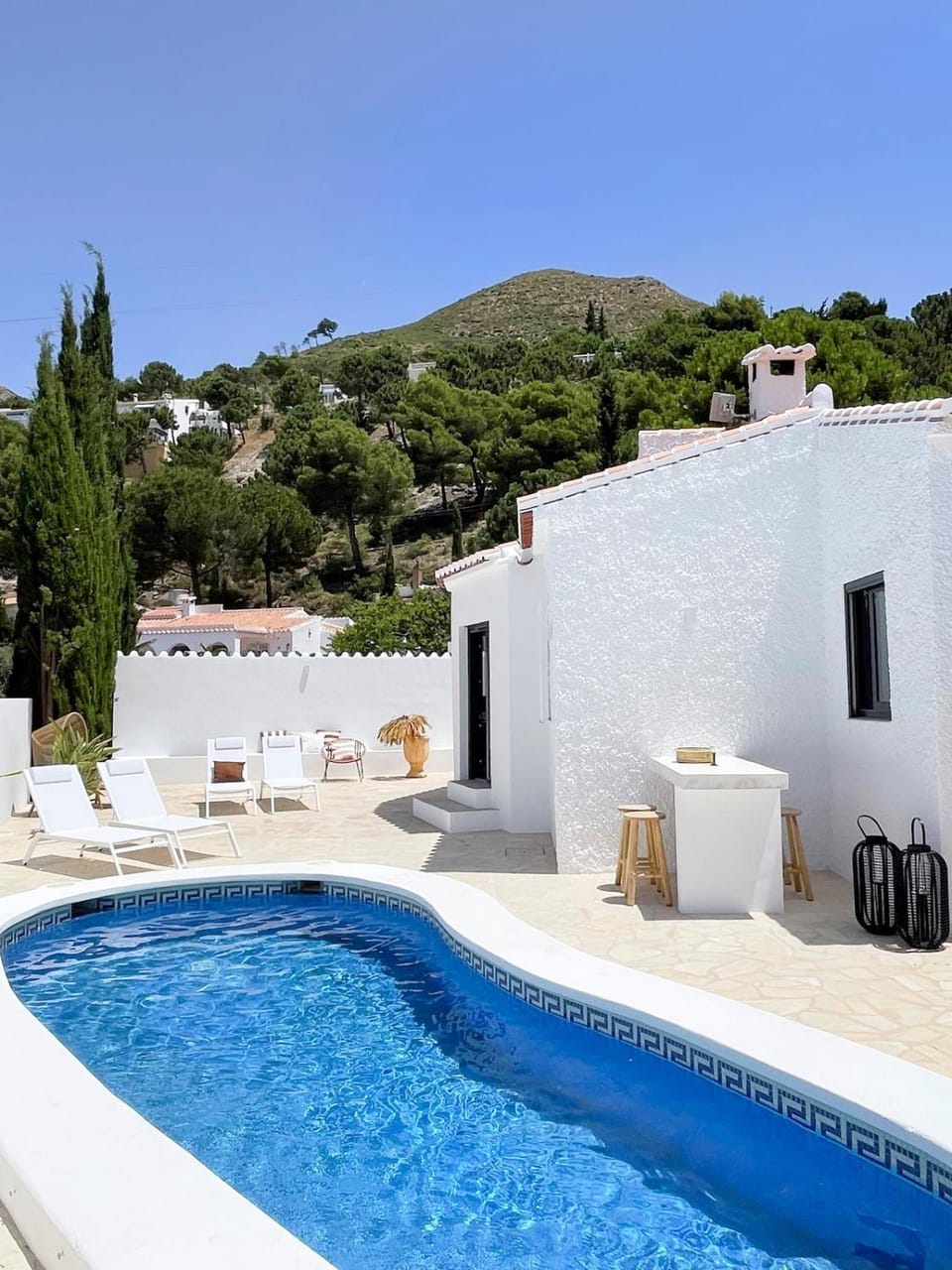 Swimming pool, sunbed