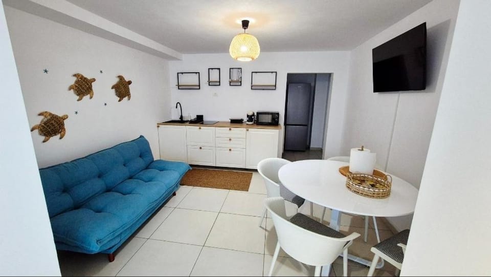 Kitchen or kitchenette, Living room, Seating area, Dining area