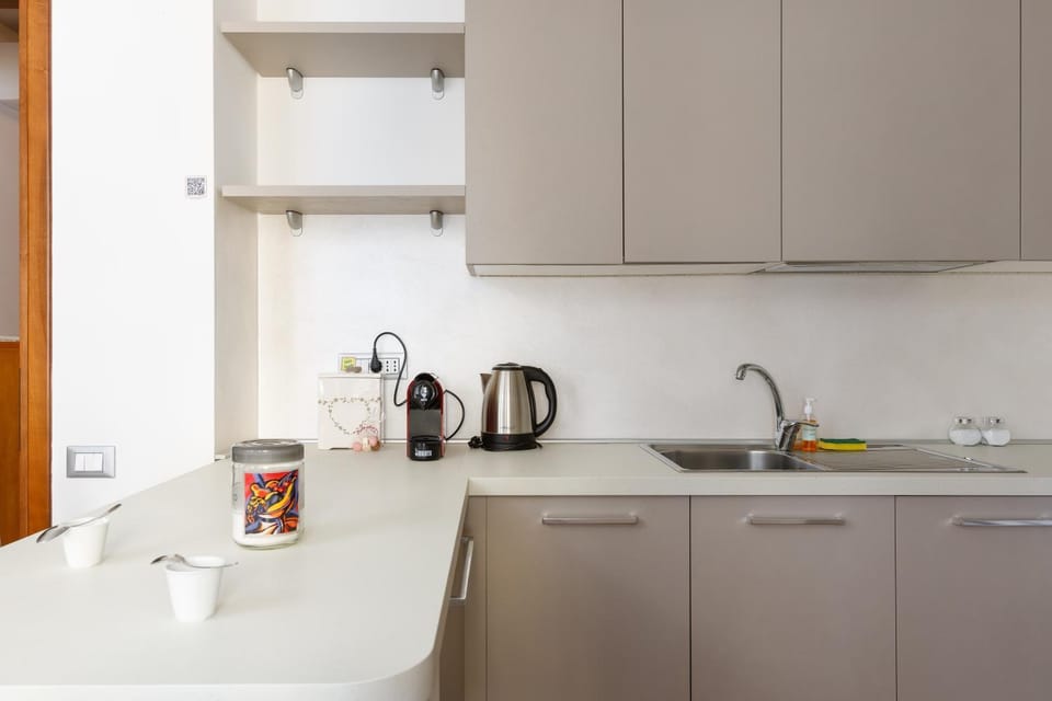 Coffee/tea facilities, Kitchen or kitchenette, stove, toaster