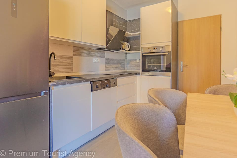Kitchen or kitchenette, Dining area, dishwasher, oven, stove