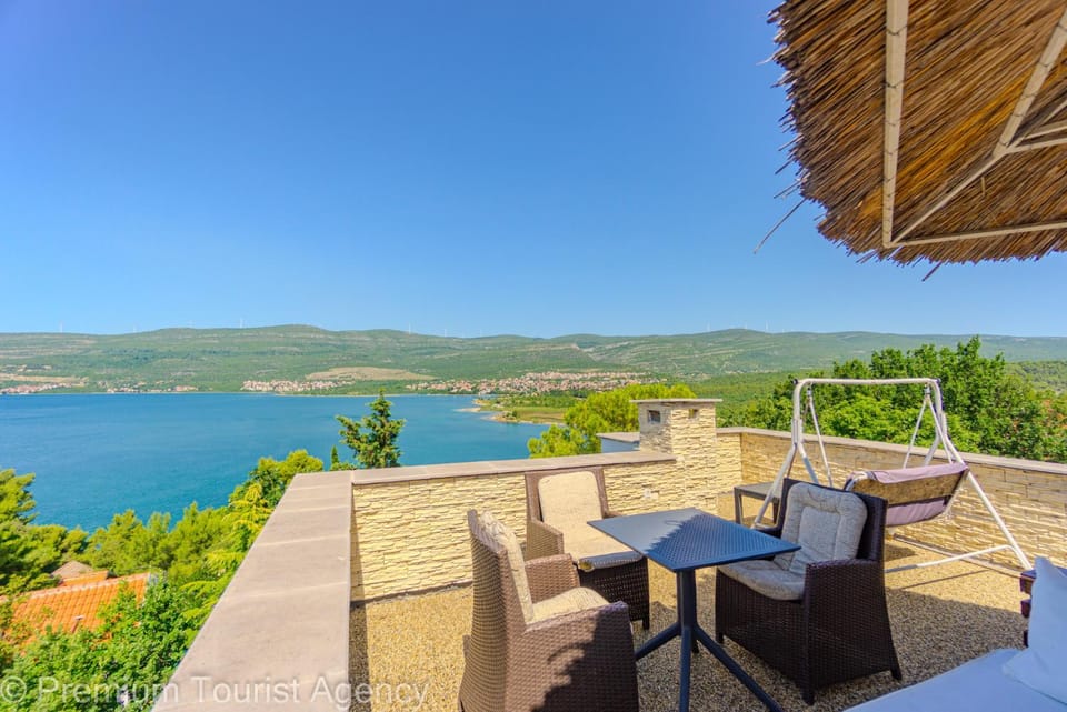 Natural landscape, View (from property/room), Balcony/Terrace, Dining area, Mountain view, Sea view
