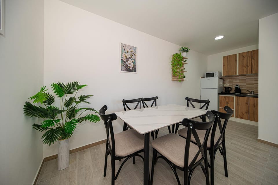 Dining area, kitchen