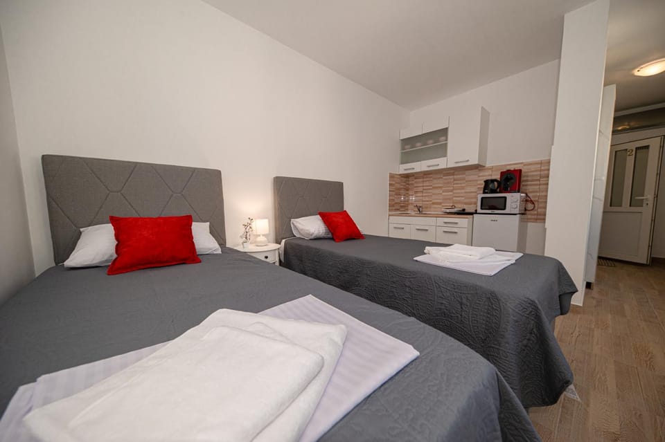 Bed, Kitchen or kitchenette, Photo of the whole room, Bedroom