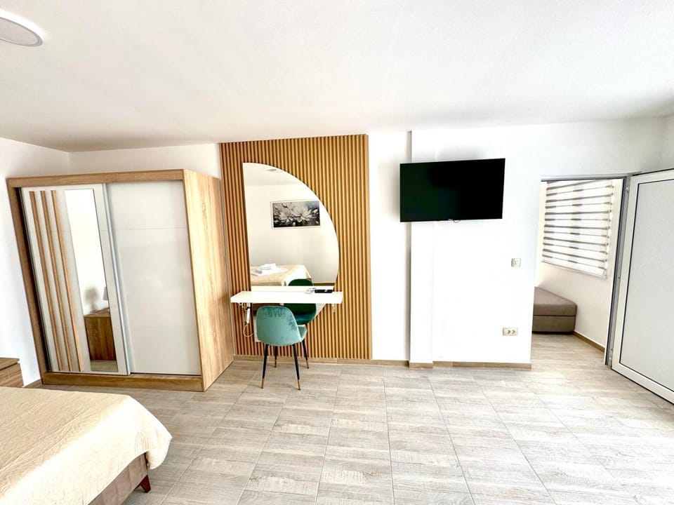 Bed, TV and multimedia, Photo of the whole room, Bedroom, wardrobe