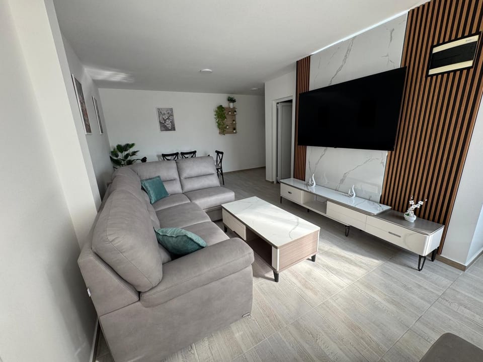 TV and multimedia, Living room, Seating area, Evening entertainment