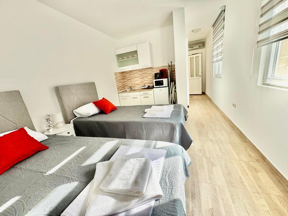 Bed, Kitchen or kitchenette, Photo of the whole room, Bedroom
