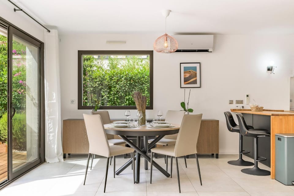 Patio, Kitchen or kitchenette, Living room, Seating area, Dining area
