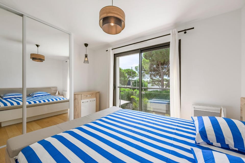 Bed, Photo of the whole room, Bedroom, Garden view, Pool view