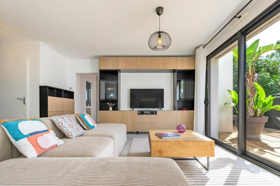 Communal lounge/ TV room, TV and multimedia, Living room, Photo of the whole room, Seating area, Evening entertainment, Garden view