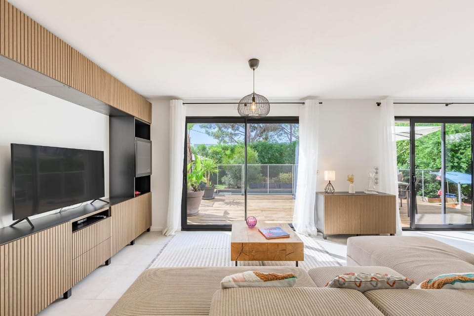 Communal lounge/ TV room, TV and multimedia, Living room, Seating area, Evening entertainment, Garden view