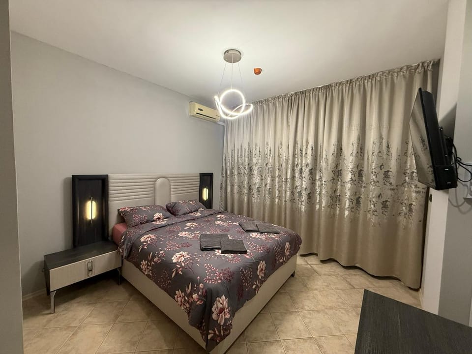 Bed, TV and multimedia, Bedroom