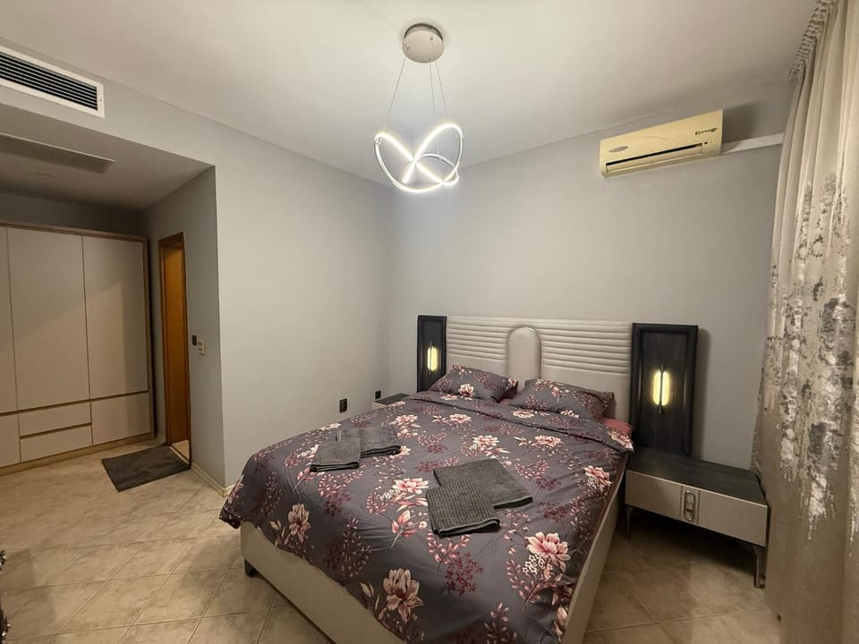 Bed, Photo of the whole room, Bedroom, wardrobe, air conditioner
