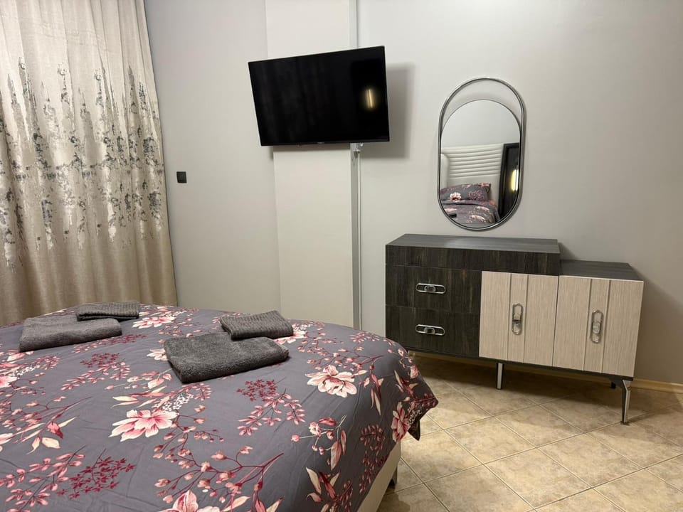 Bed, TV and multimedia, Bedroom