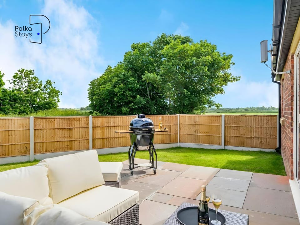 Day, Garden, Living room, Seating area