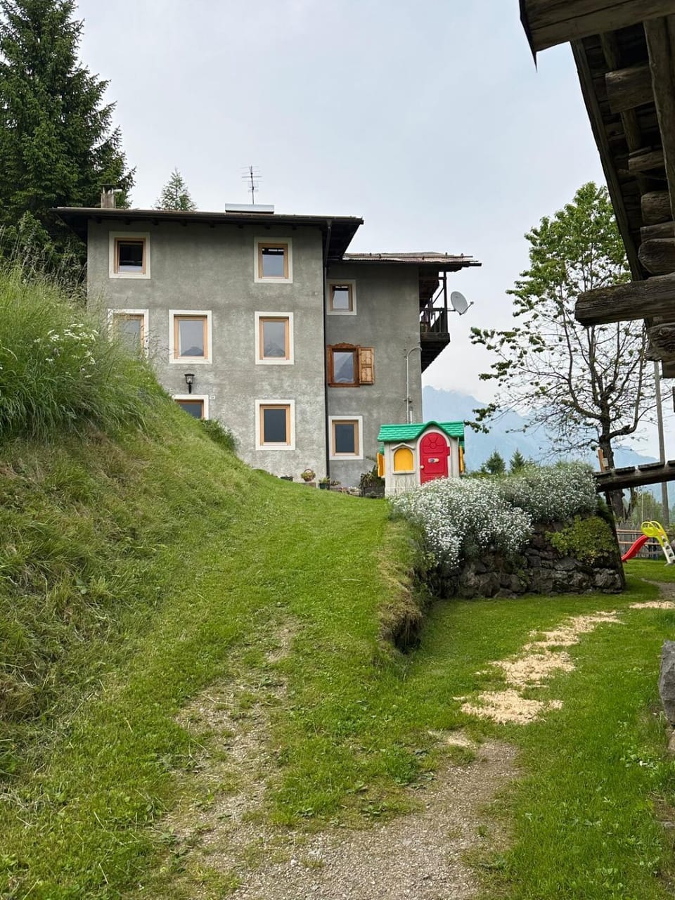 Property building, Day, Natural landscape, Garden, Garden, Garden view
