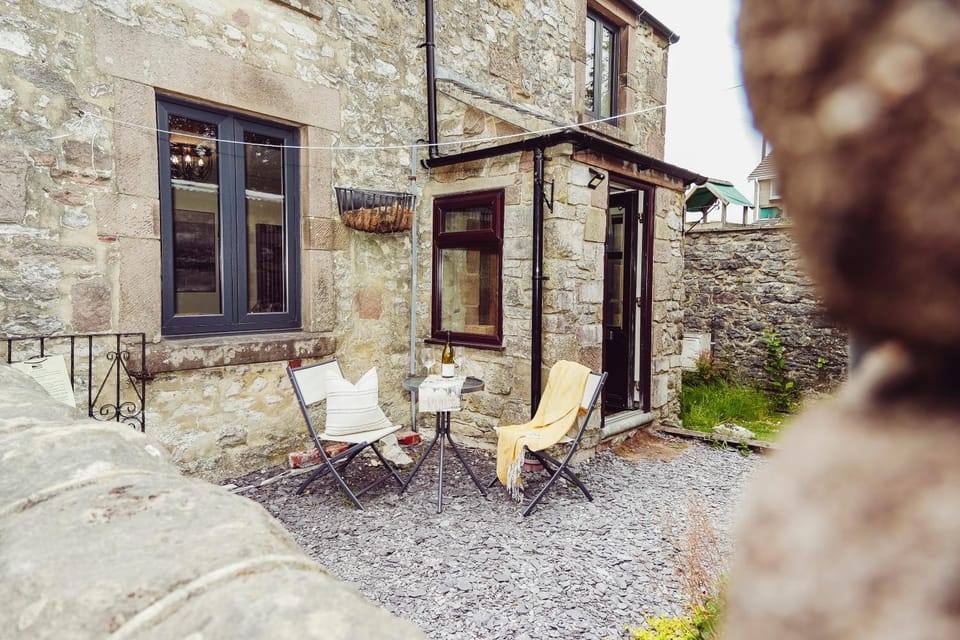 Property building, Patio, Day, Balcony/Terrace