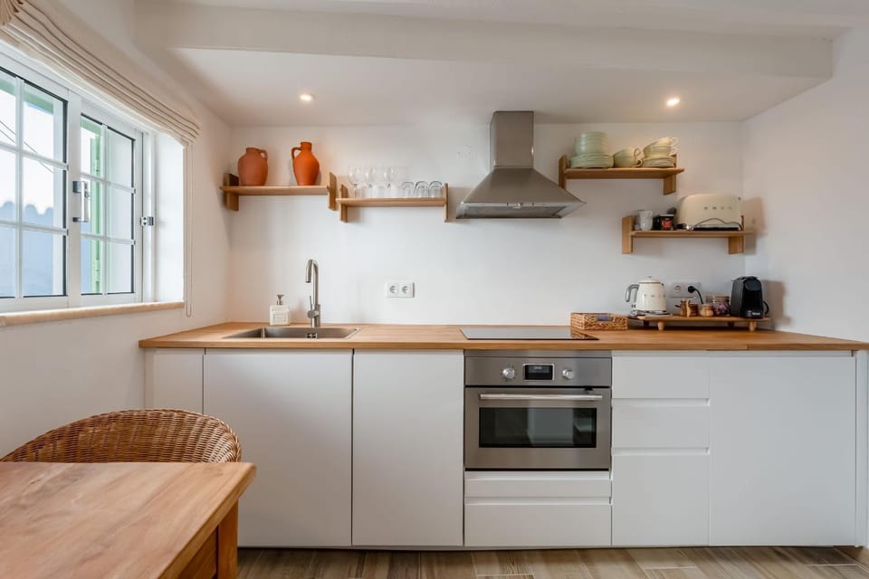Coffee/tea facilities, Kitchen or kitchenette, Dining area, dishwasher