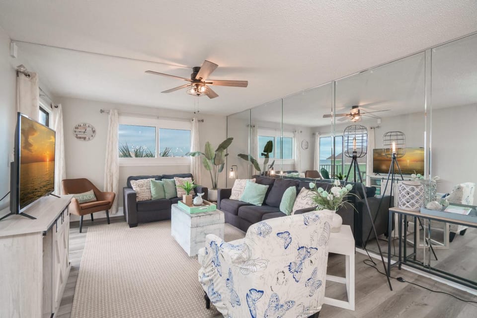 Bethys Beachy Beauty Regency Towers House in Lower Grand Lagoon