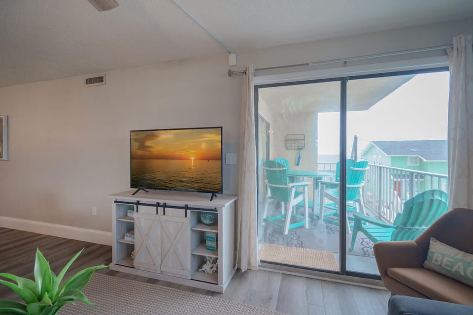Bethys Beachy Beauty Regency Towers House in Lower Grand Lagoon
