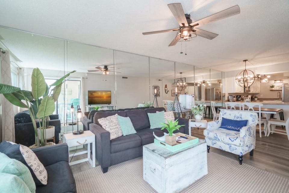Bethys Beachy Beauty Regency Towers House in Lower Grand Lagoon