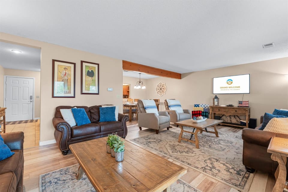Mulligans Escape - Community Pool House in Branson