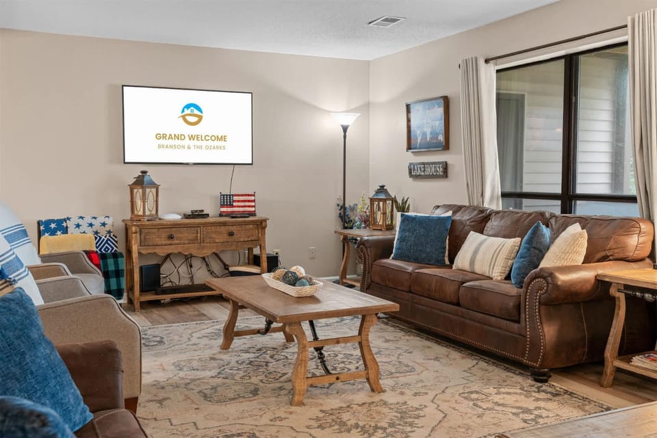 Mulligans Escape - Community Pool House in Branson
