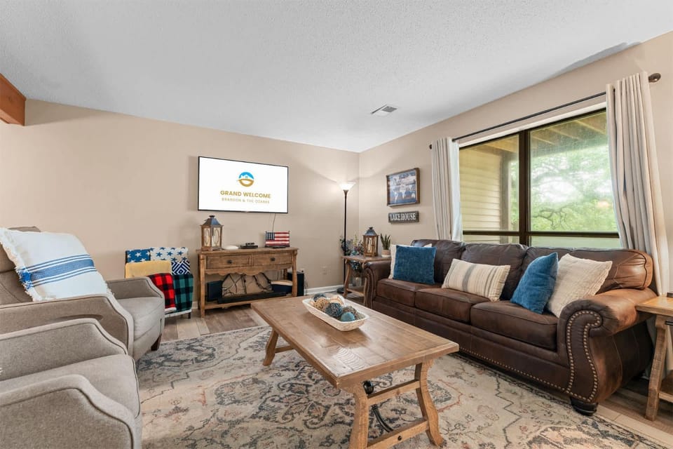 Mulligans Escape - Community Pool House in Branson