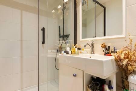 Rochechouart 7 - LB - Elegance and comfort in 9e Apt for 3 people Apartment in Paris