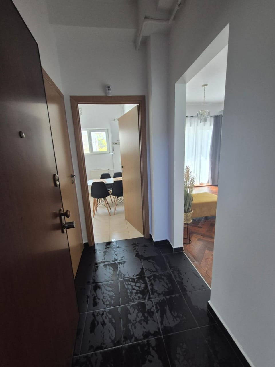 Property building, Living room, Lobby or reception, kitchen