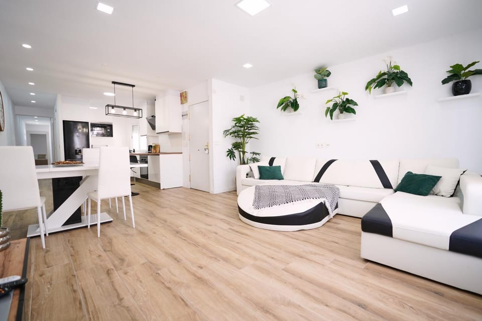 Seating area, Dining area, minibar