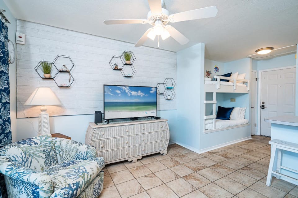 The Turtle Nest - Resort Condo with Pool House in Panama City Beach