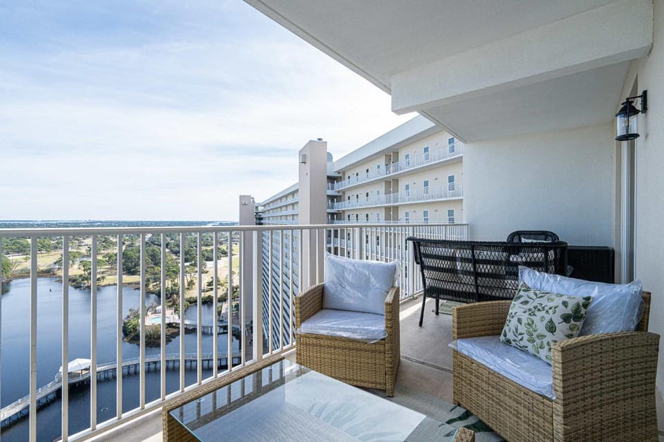 Whitesands Retreat - Incredible Resort Home House in Long Beach