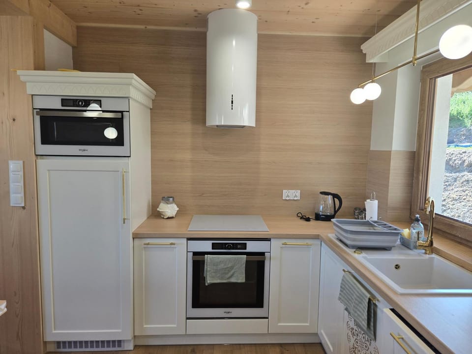 Coffee/tea facilities, Kitchen or kitchenette, dishwasher, oven, stove, toaster
