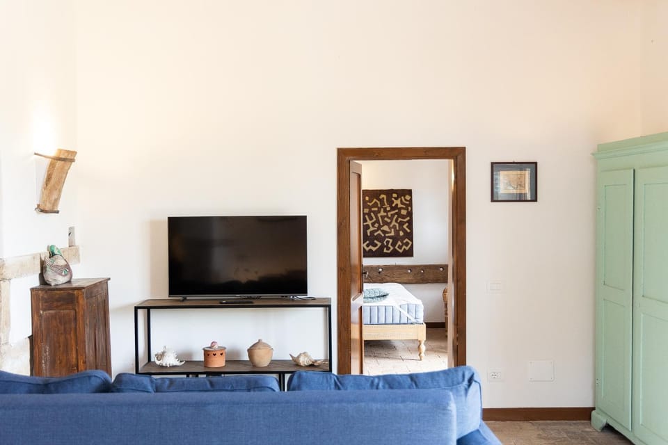 Communal lounge/ TV room, TV and multimedia, Living room, Seating area, Evening entertainment
