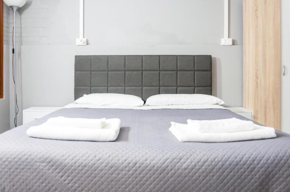 Bed, Photo of the whole room, Bedroom, towels