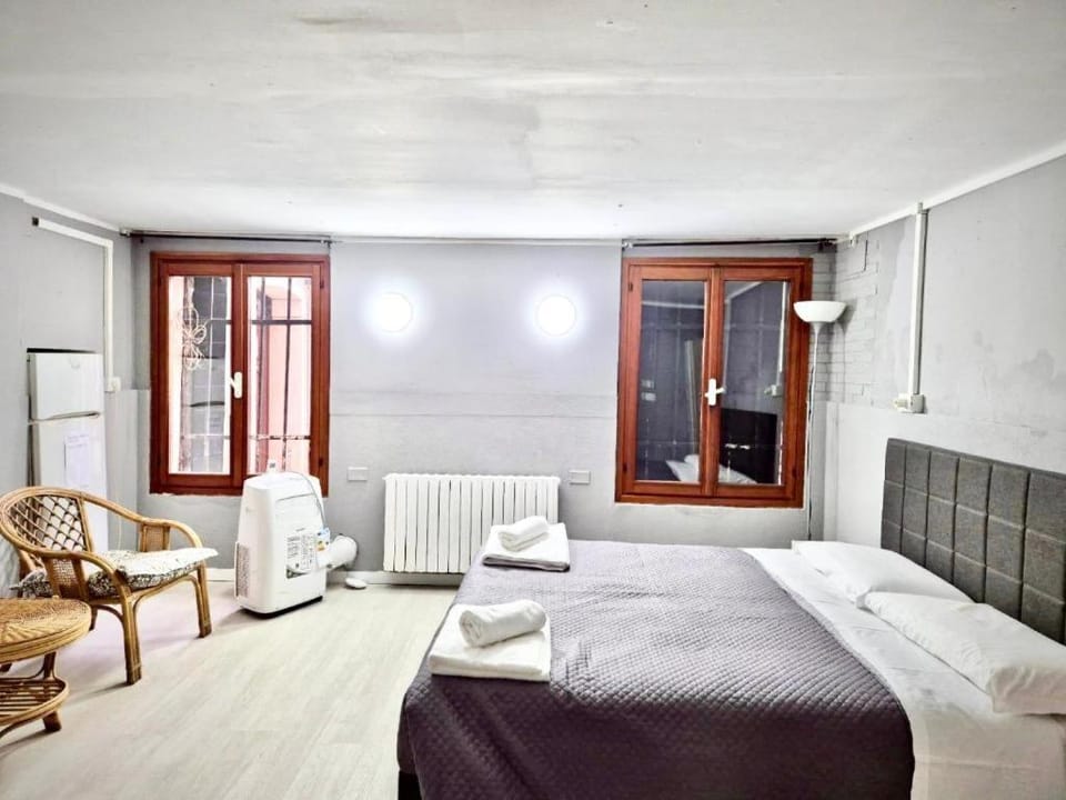 Bed, Living room, Photo of the whole room, Seating area, Bedroom, towels