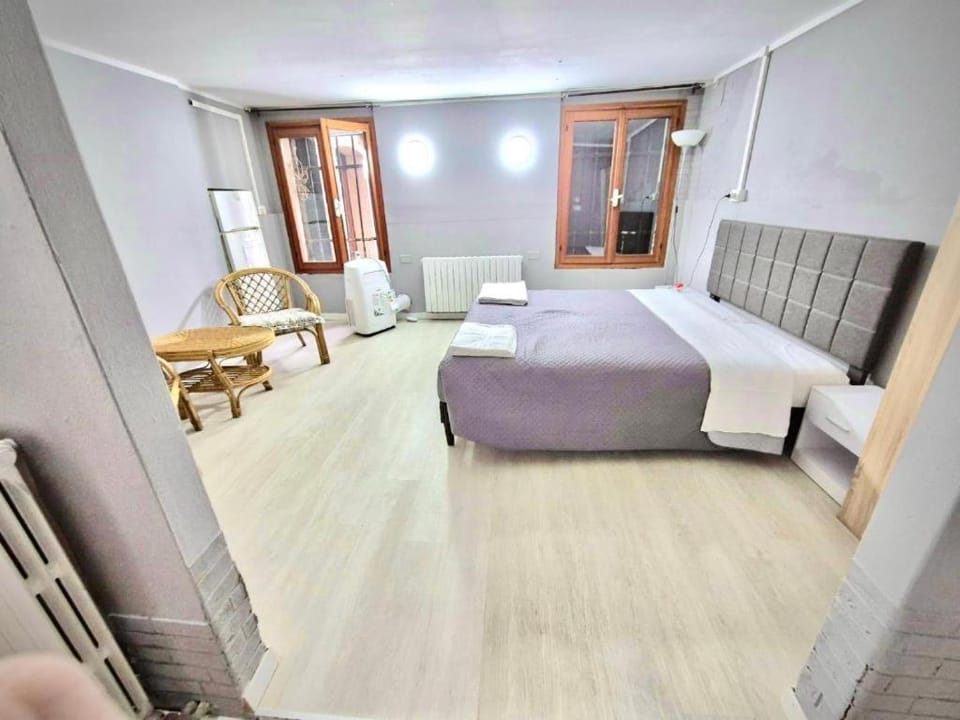 Bed, Living room, Photo of the whole room, Seating area, Bedroom, towels
