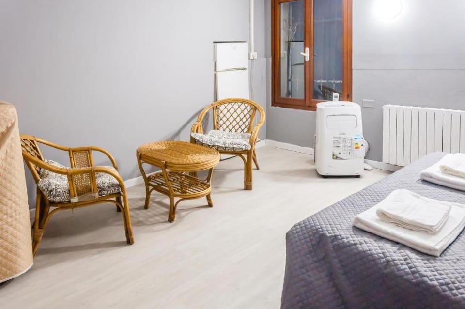 Bed, Living room, Photo of the whole room, Seating area, Bedroom, internet, towels, air conditioner