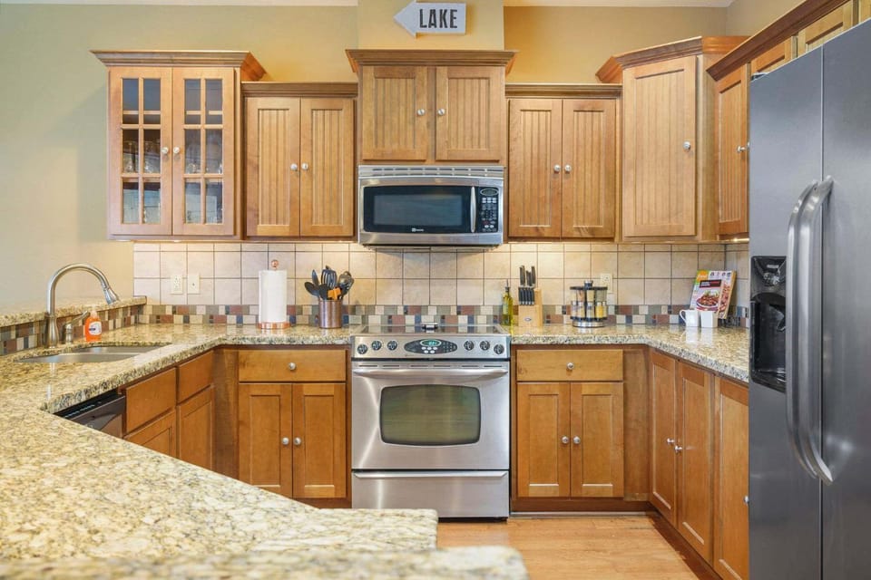 Taneycomo Retreat - Lakefront Condo House in Ozark Mountains